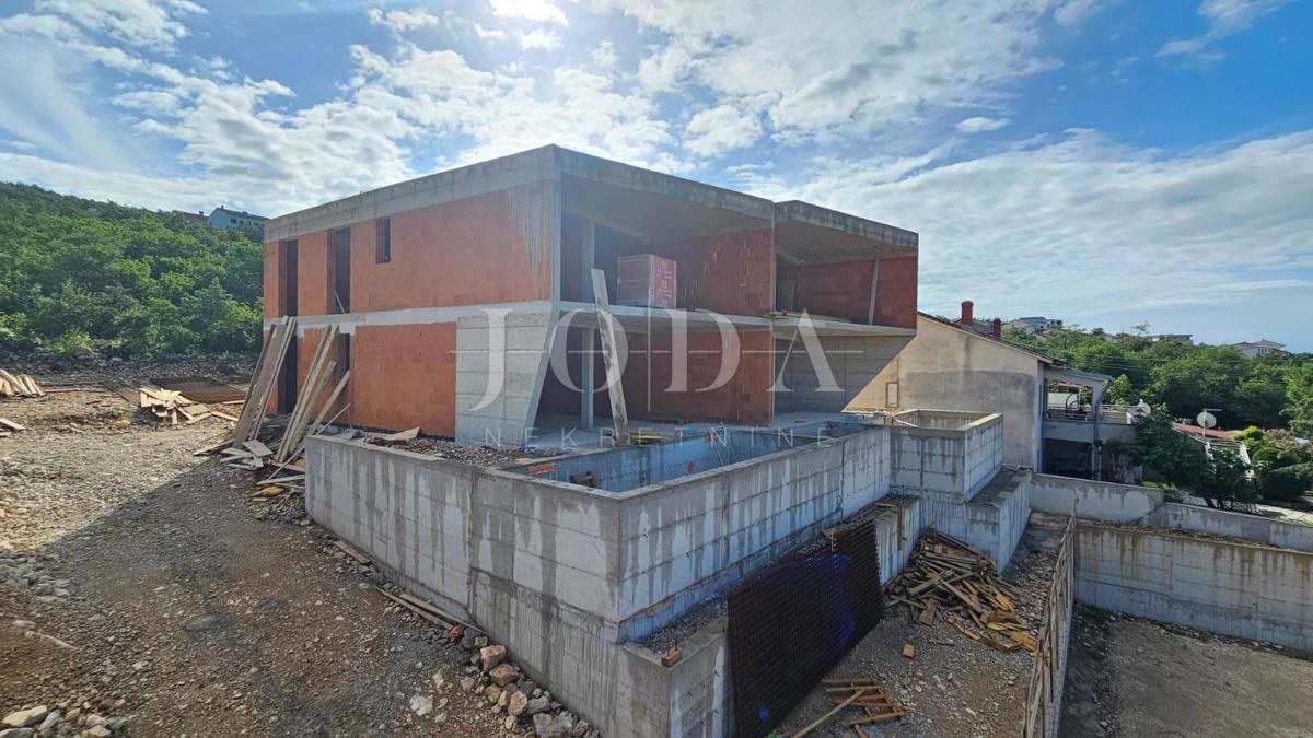 Jadranovo, dvostanovanjska hiša z bazenom v surovi gradnji