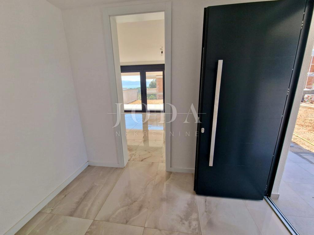Moderni apartma z vrtom, novogradnja na otoku Krku