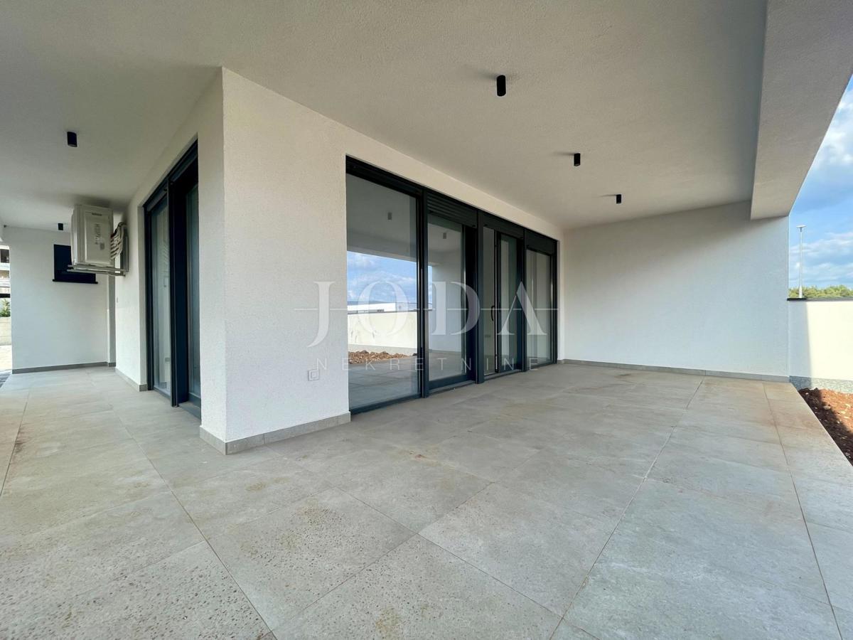 Moderni apartma z vrtom, novogradnja na otoku Krku