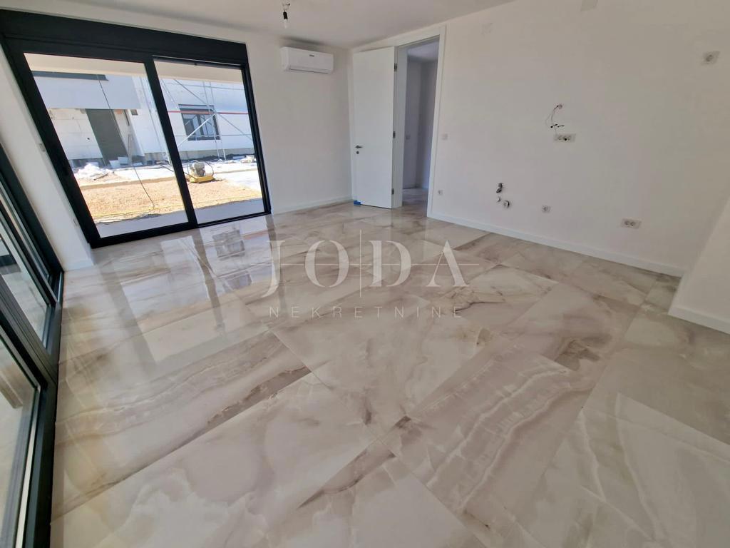 Moderni apartma z vrtom, novogradnja na otoku Krku