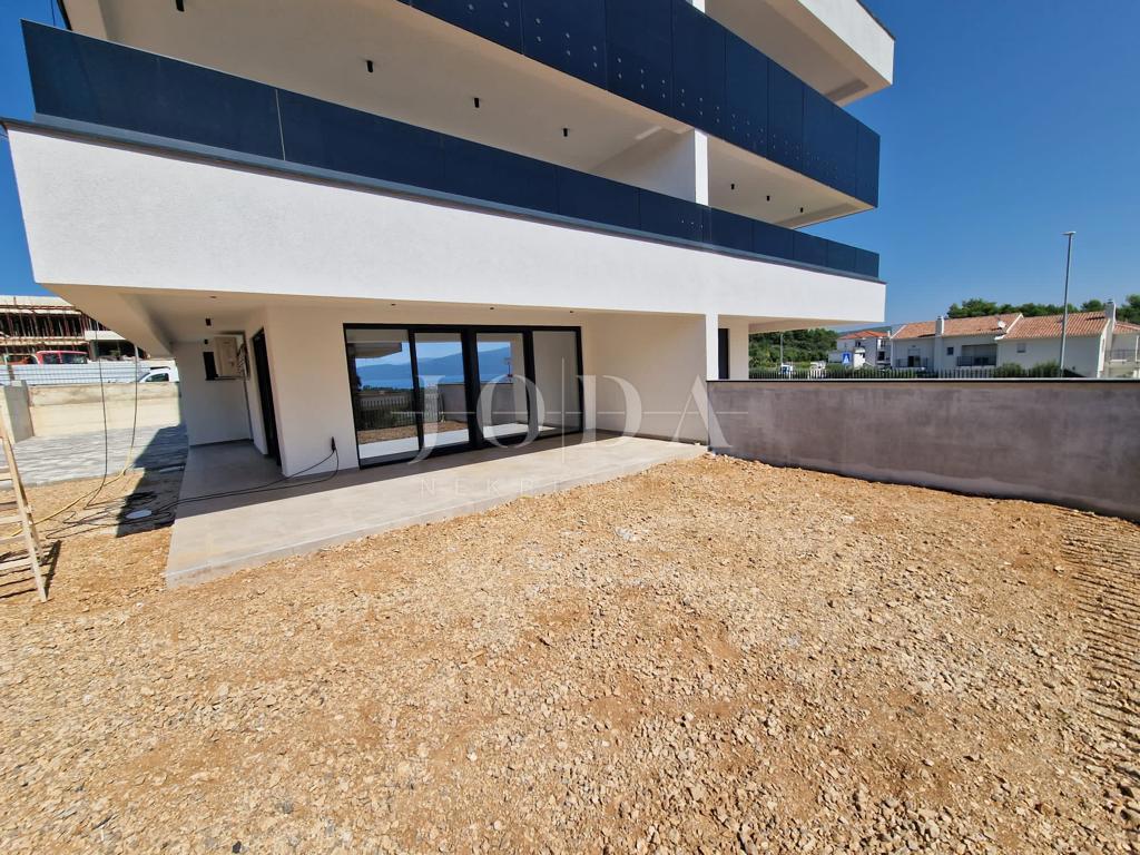 Moderni apartma z vrtom, novogradnja na otoku Krku