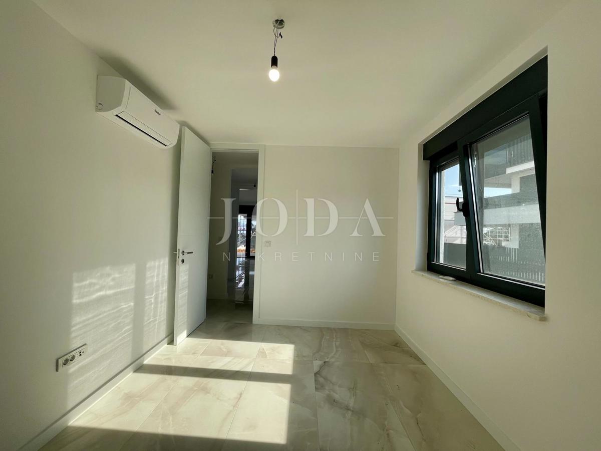 Moderni apartma z vrtom, novogradnja na otoku Krku