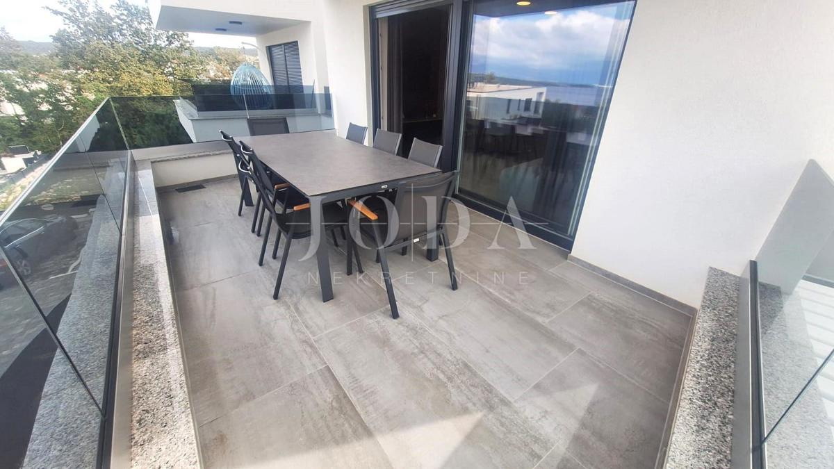 Apartma z bazenom na prestižni lokaciji!