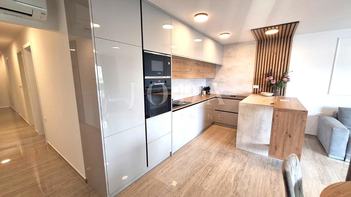 Apartma z bazenom na prestižni lokaciji!