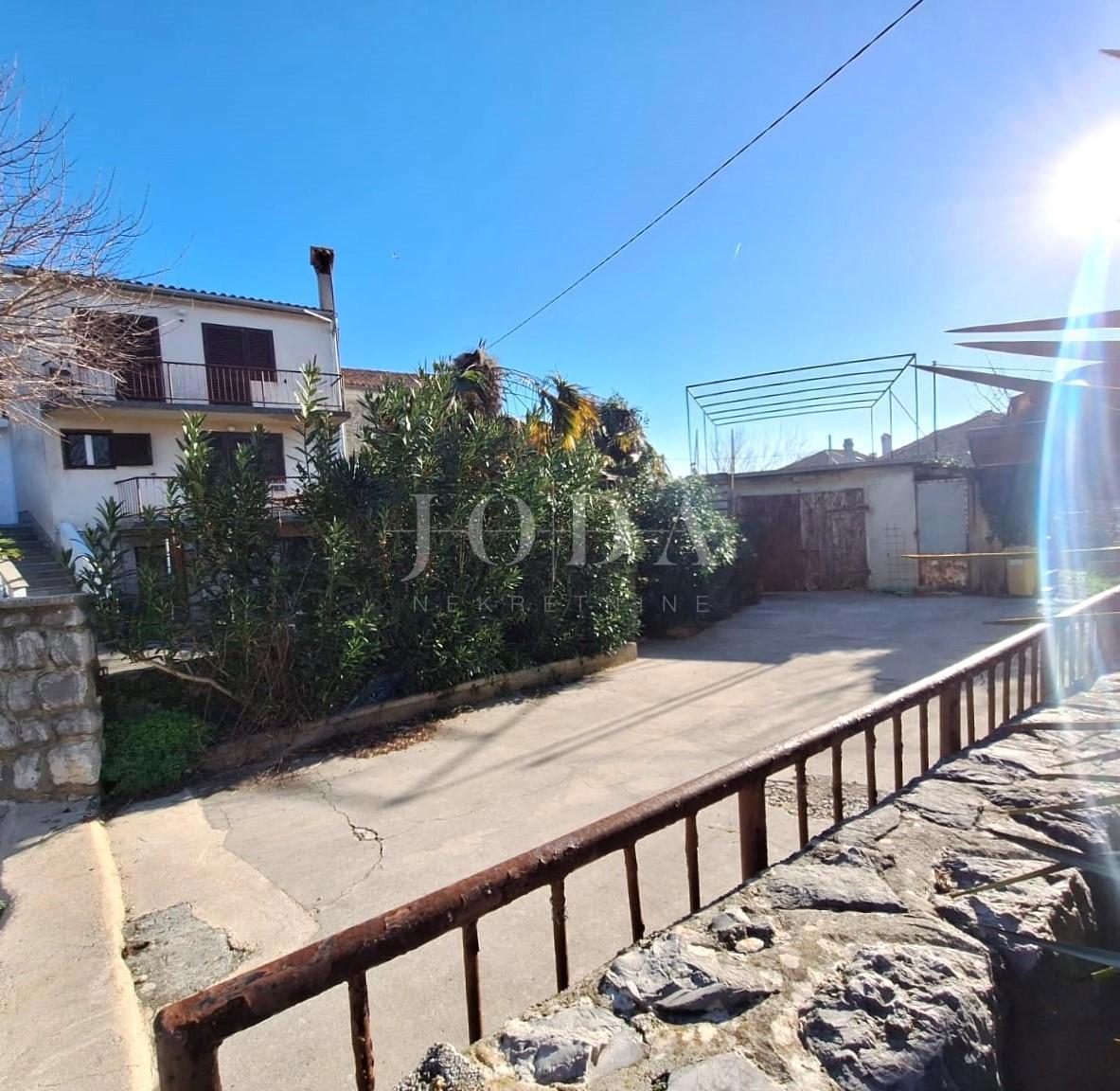 Otok Krk - odlična hiša s potencialom na lepi lokaciji