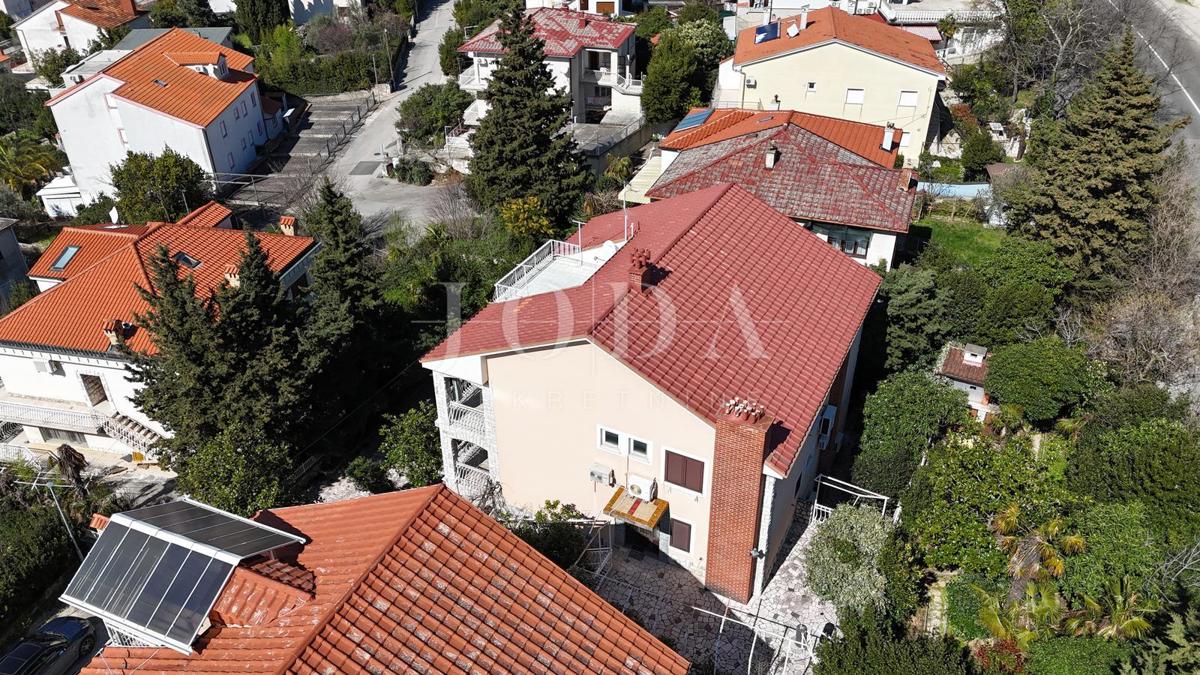 Prostorna hiša v Crikvenici – Idealna investicija za turizem