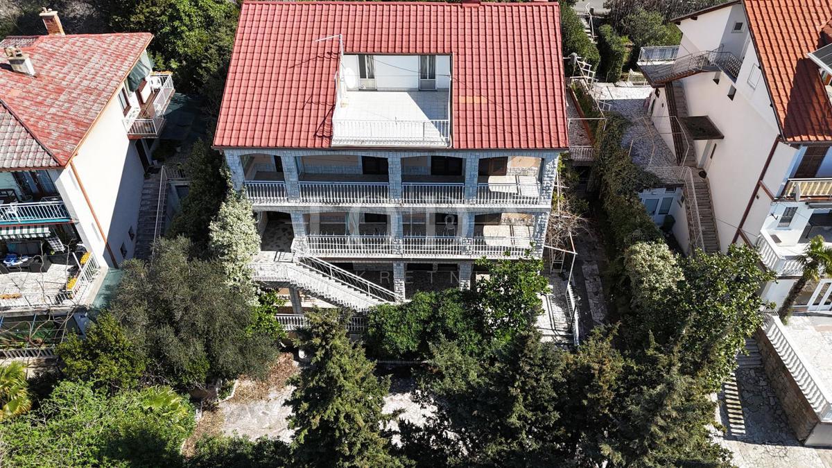 Prostorna hiša v Crikvenici – Idealna investicija za turizem