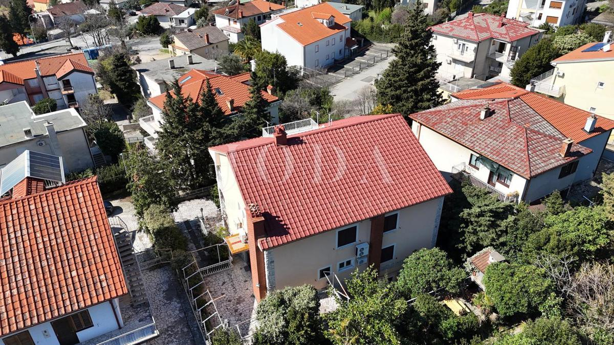 Prostorna hiša v Crikvenici – Idealna investicija za turizem