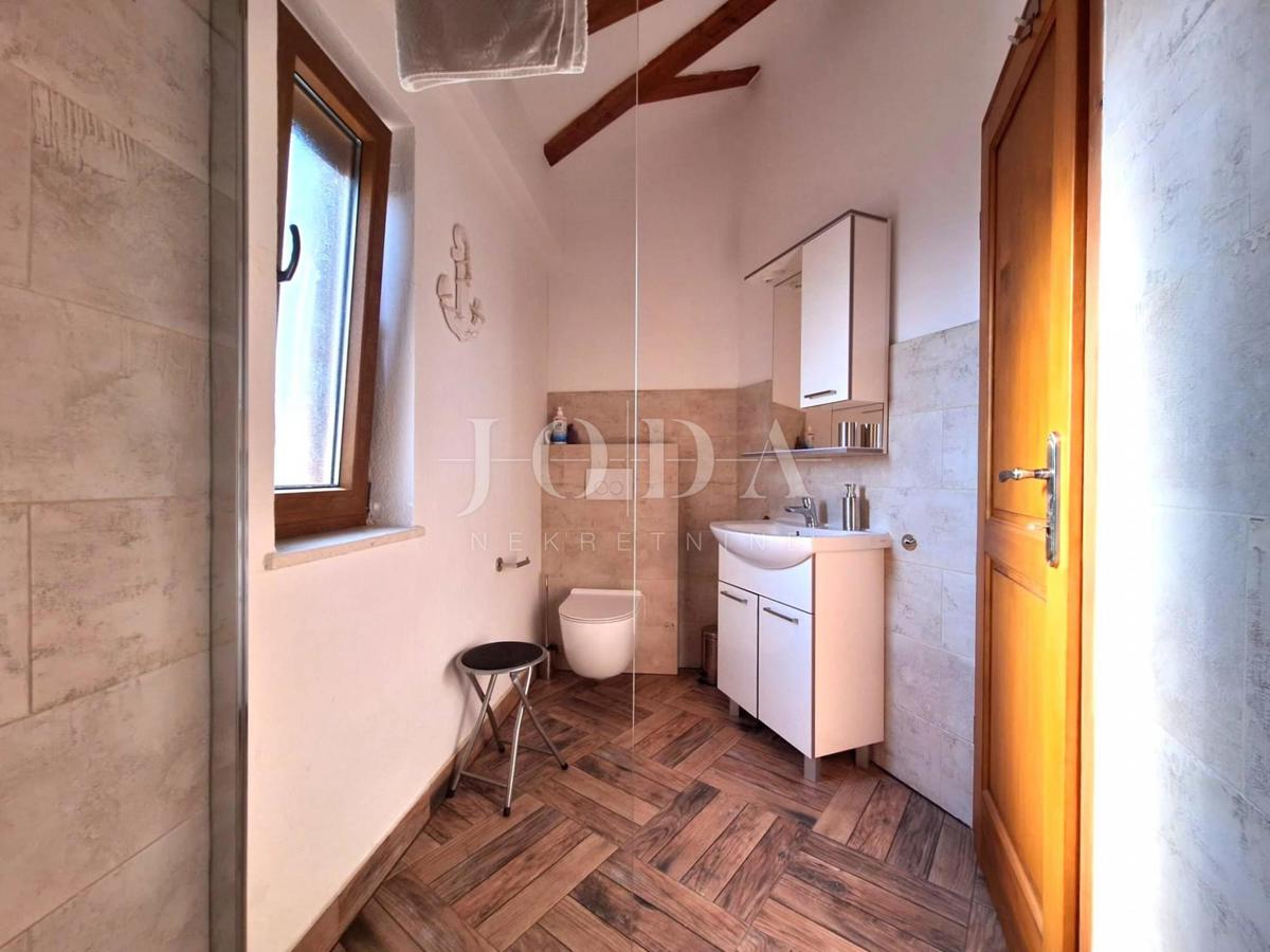 Popolnoma opremljena hiša z bazenom v mirnem okolju