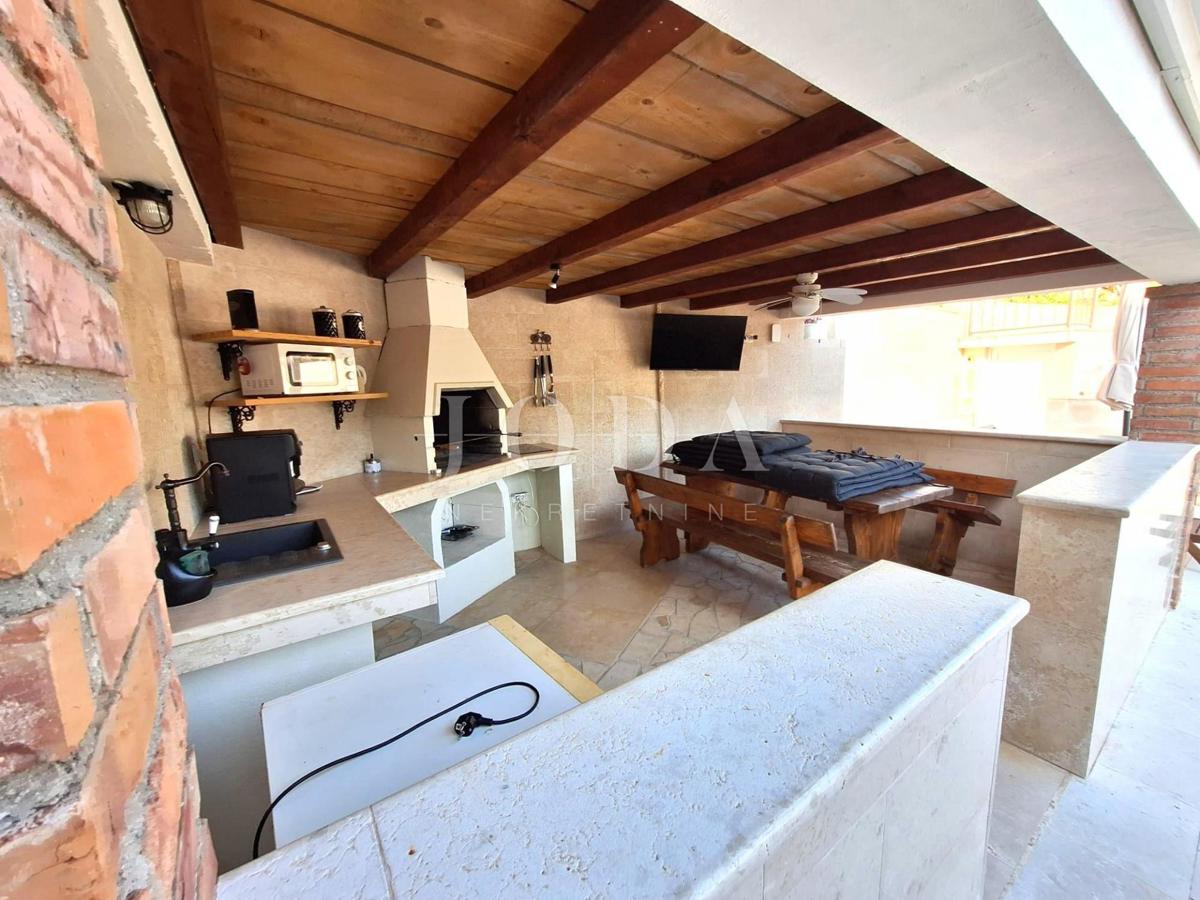 Popolnoma opremljena hiša z bazenom v mirnem okolju