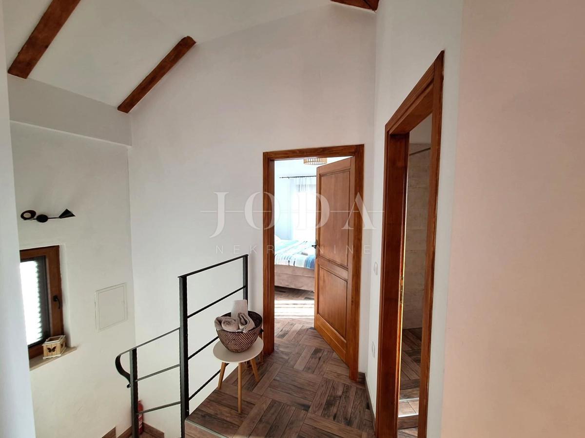 Popolnoma opremljena hiša z bazenom v mirnem okolju