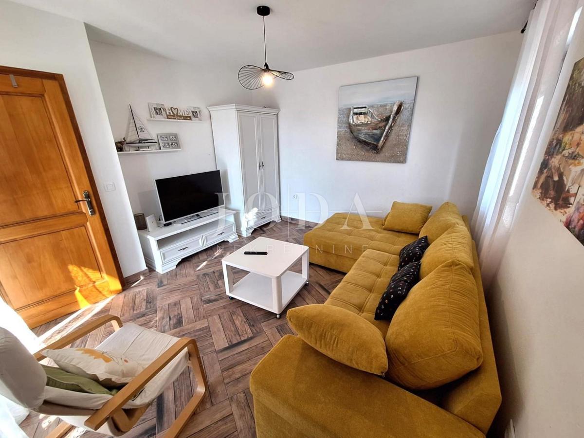 Popolnoma opremljena hiša z bazenom v mirnem okolju