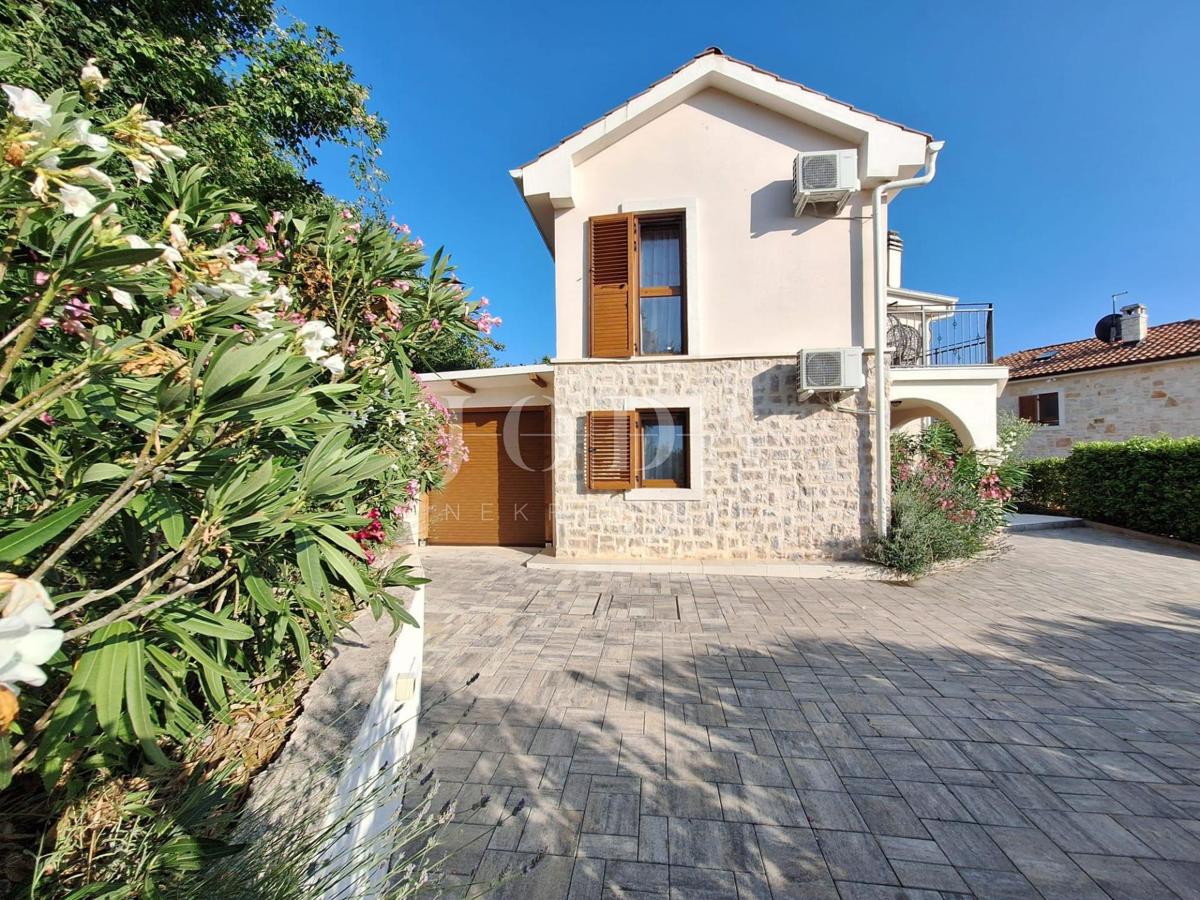 Popolnoma opremljena hiša z bazenom v mirnem okolju