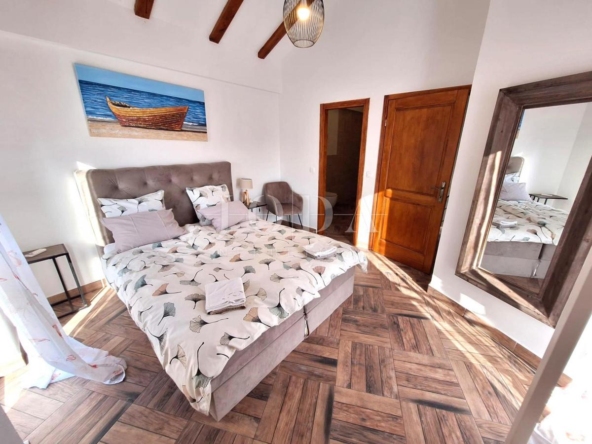 Popolnoma opremljena hiša z bazenom v mirnem okolju