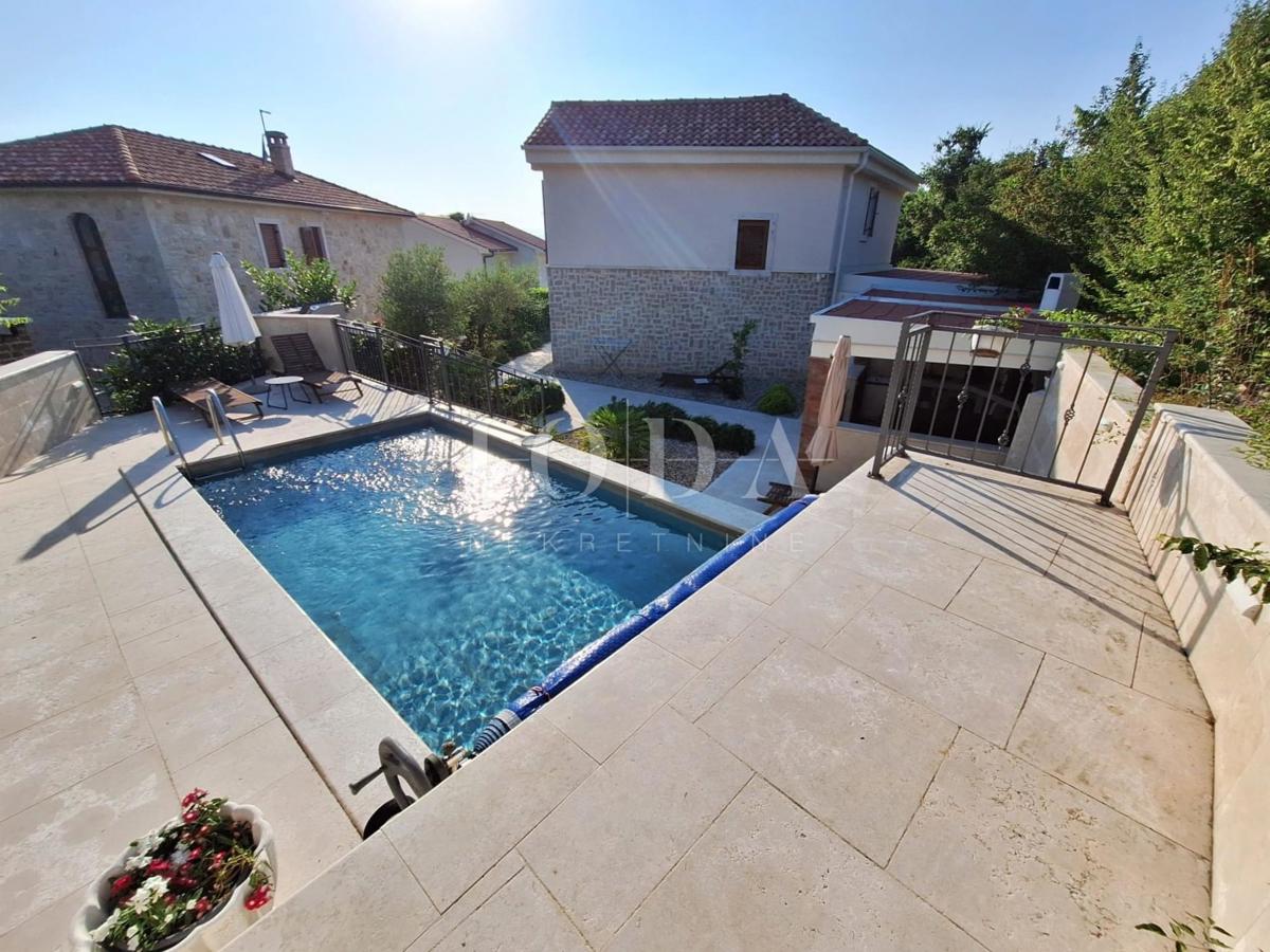 Popolnoma opremljena hiša z bazenom v mirnem okolju