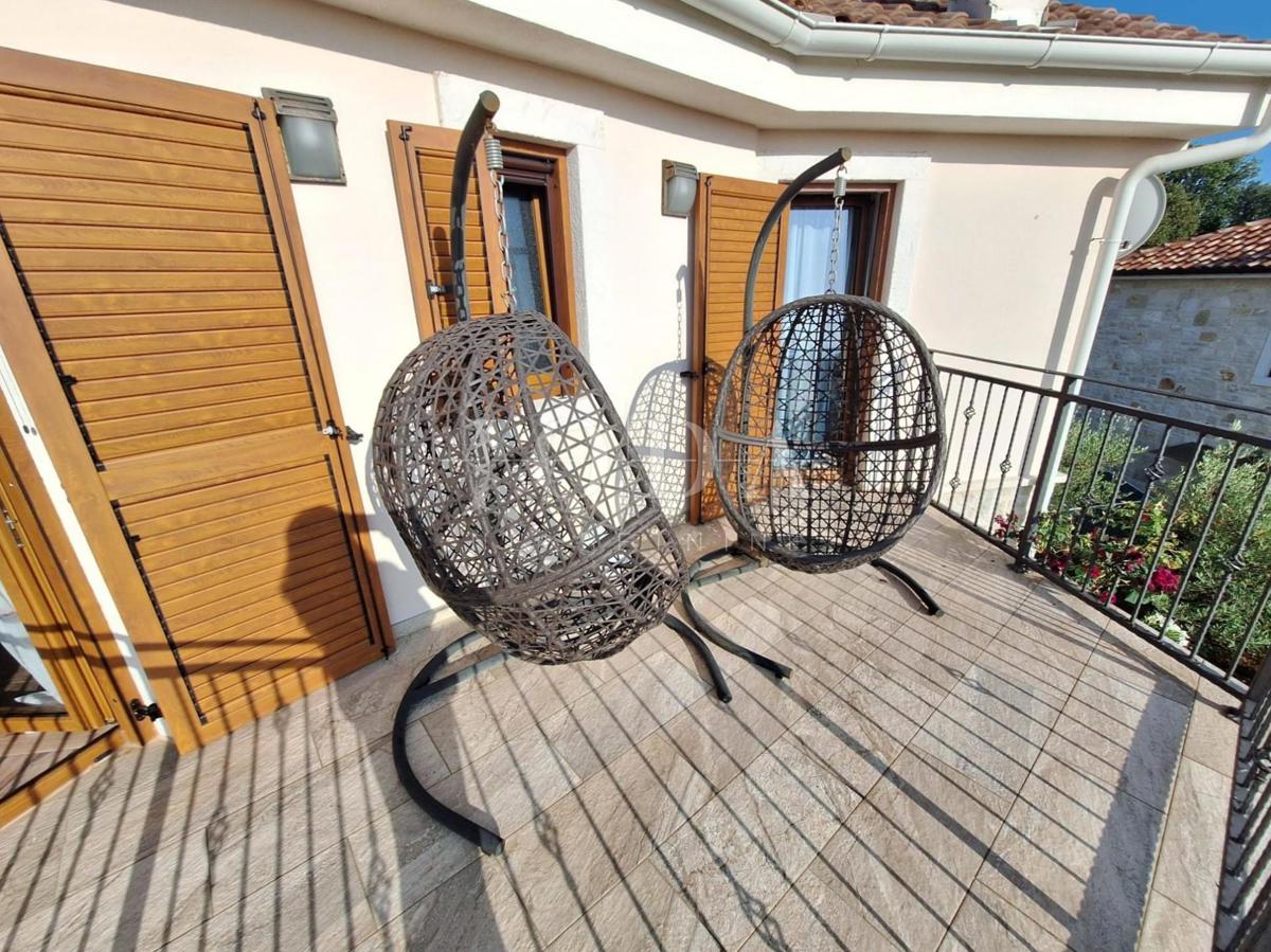 Popolnoma opremljena hiša z bazenom v mirnem okolju