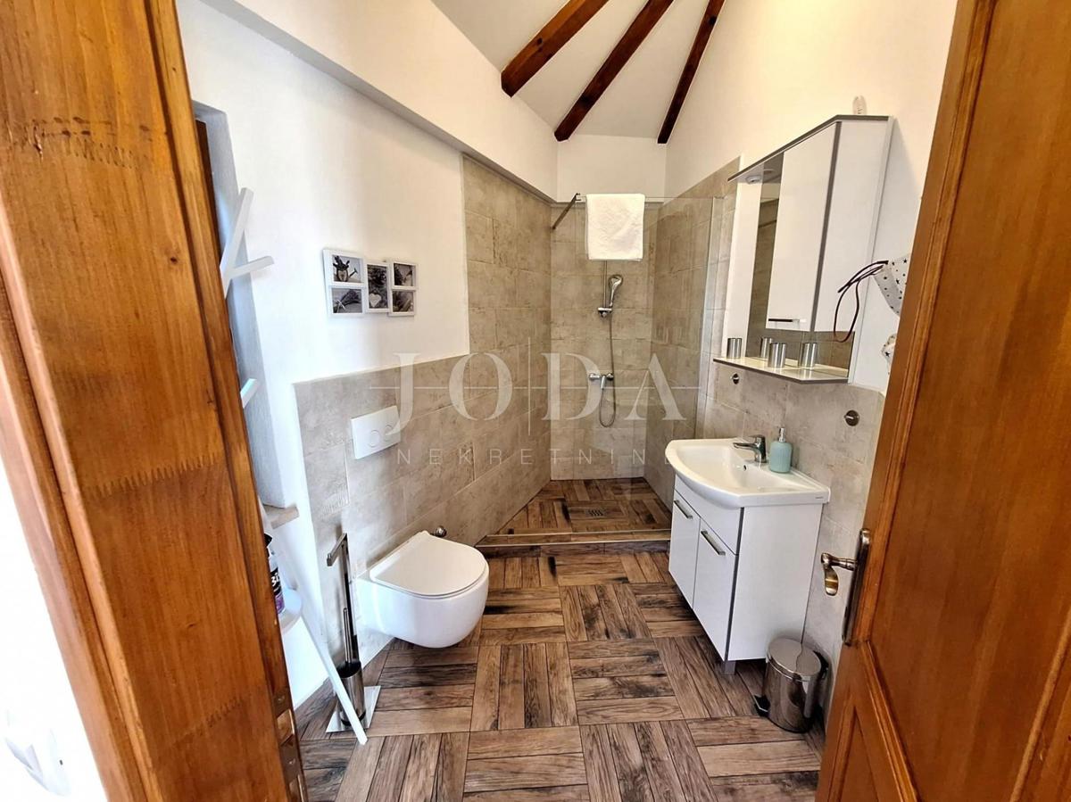 Popolnoma opremljena hiša z bazenom v mirnem okolju