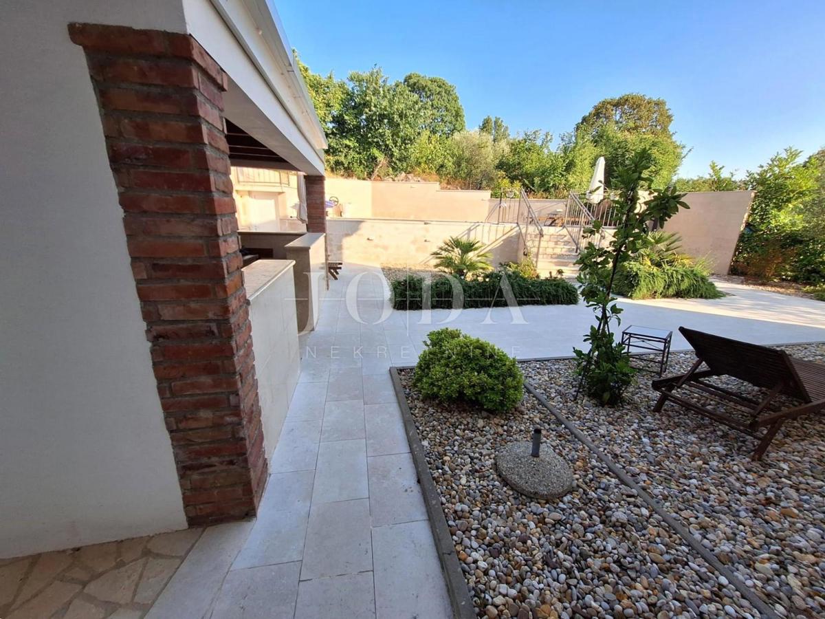 Popolnoma opremljena hiša z bazenom v mirnem okolju