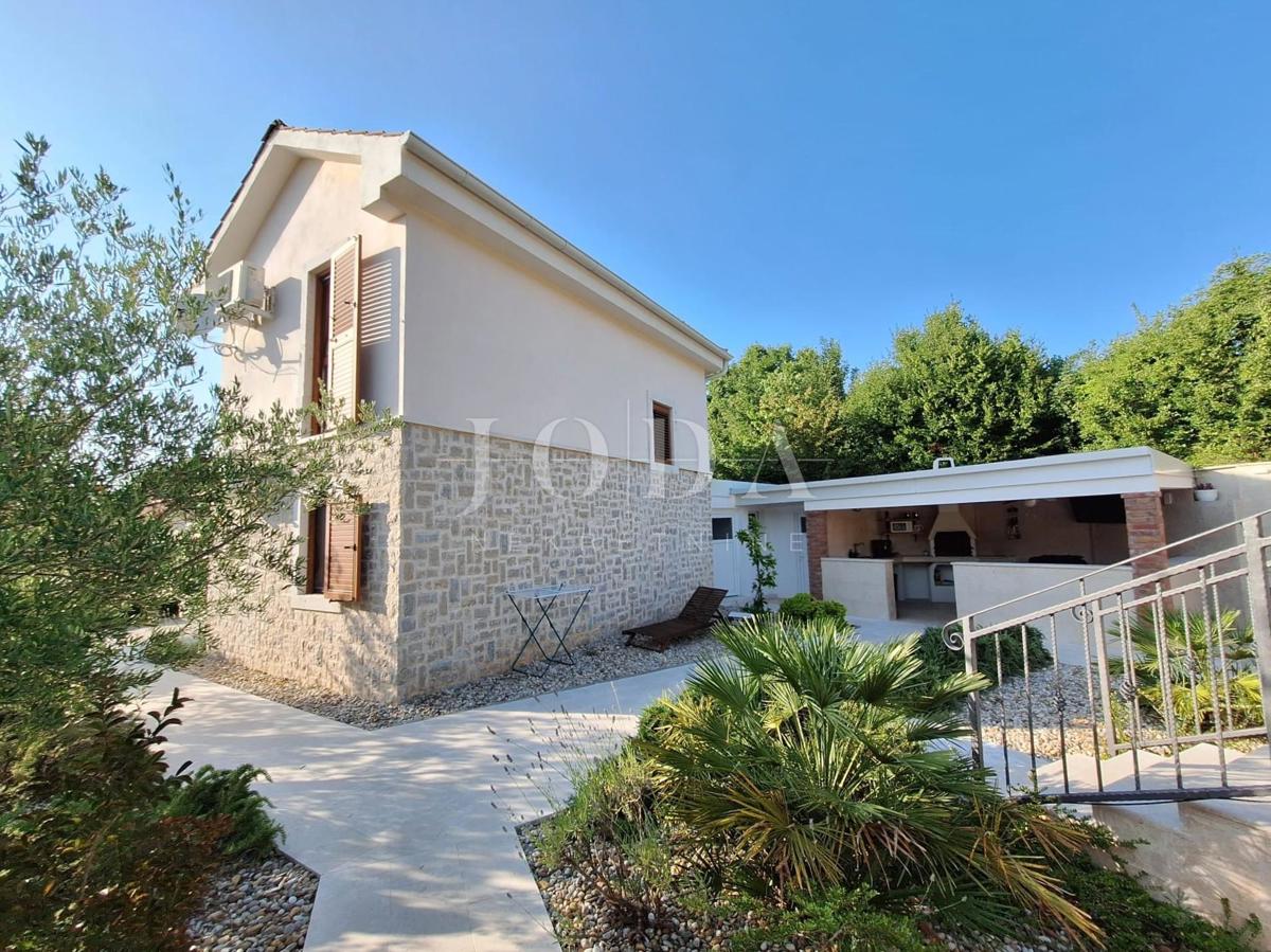 Popolnoma opremljena hiša z bazenom v mirnem okolju