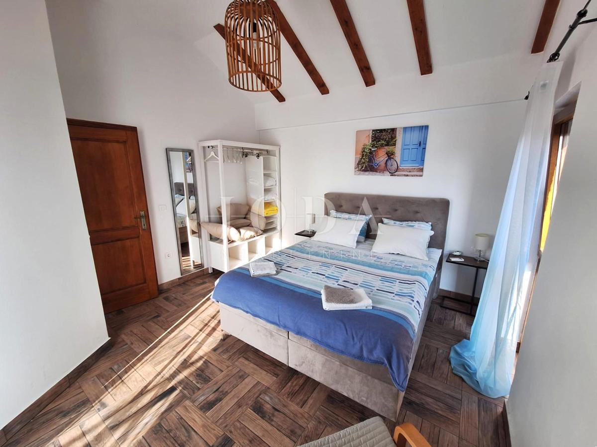 Popolnoma opremljena hiša z bazenom v mirnem okolju