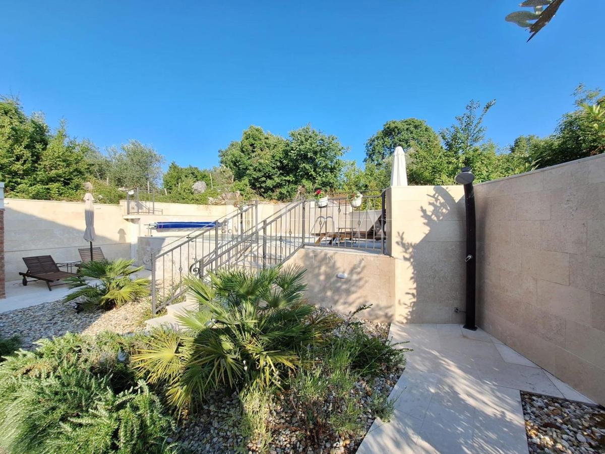 Popolnoma opremljena hiša z bazenom v mirnem okolju