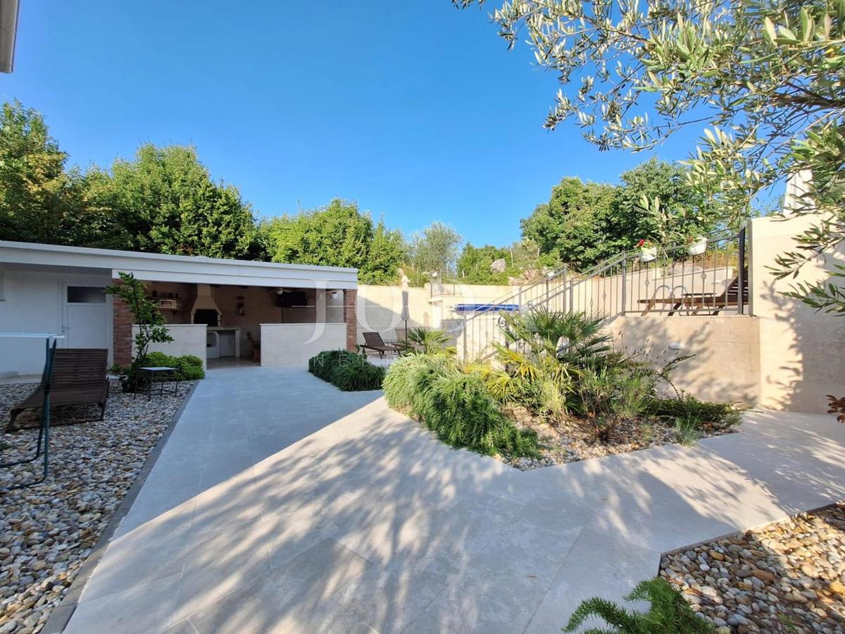 Popolnoma opremljena hiša z bazenom v mirnem okolju