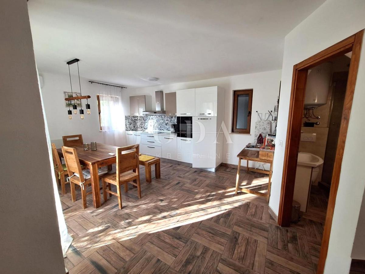 Popolnoma opremljena hiša z bazenom v mirnem okolju