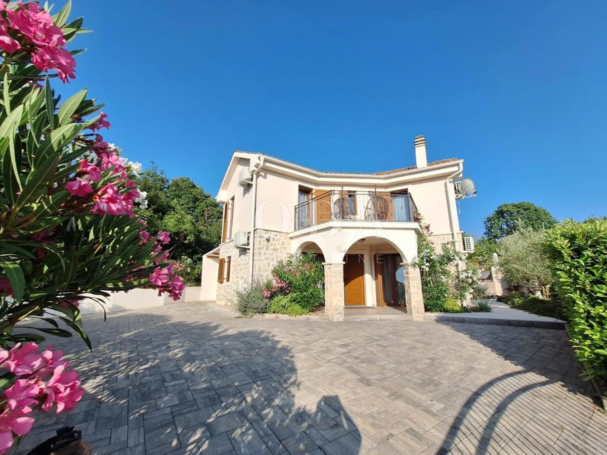 Popolnoma opremljena hiša z bazenom v mirnem okolju