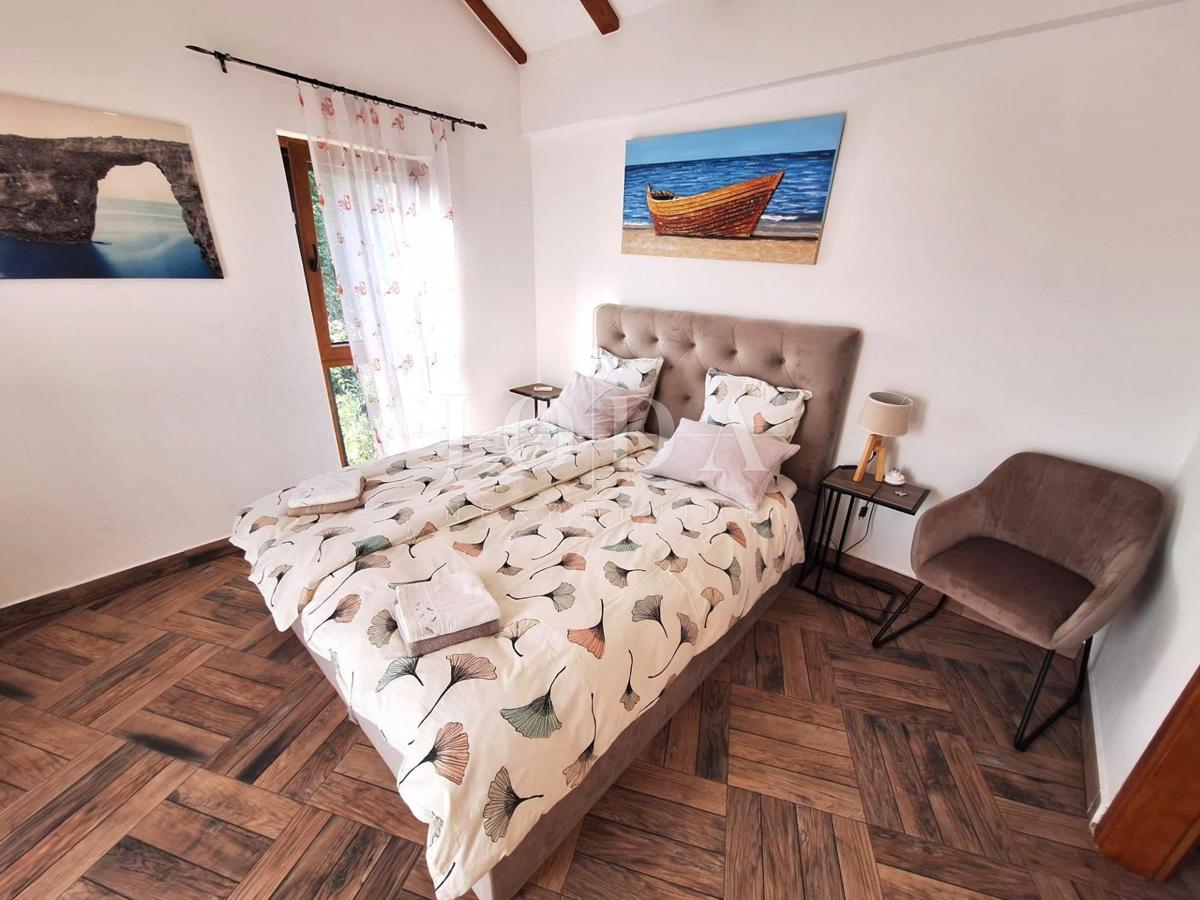 Popolnoma opremljena hiša z bazenom v mirnem okolju