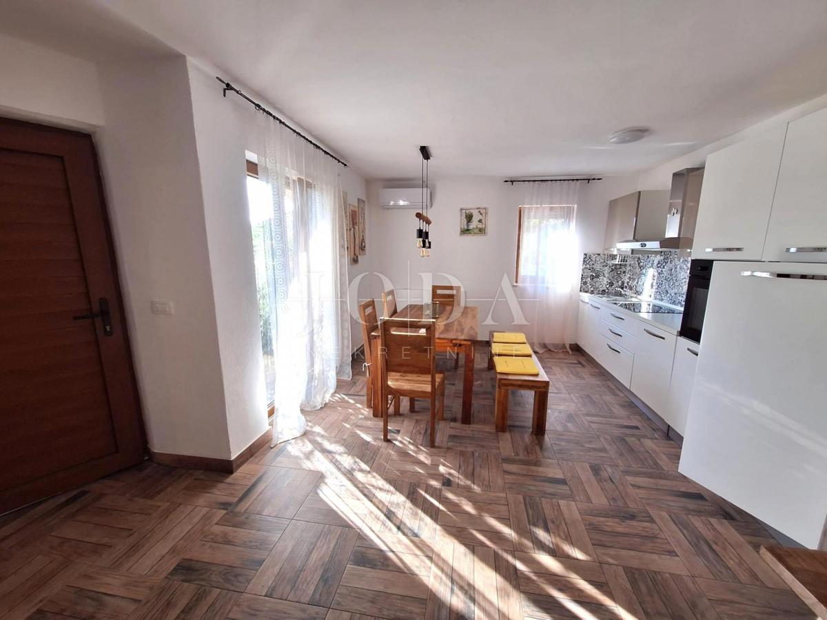 Popolnoma opremljena hiša z bazenom v mirnem okolju