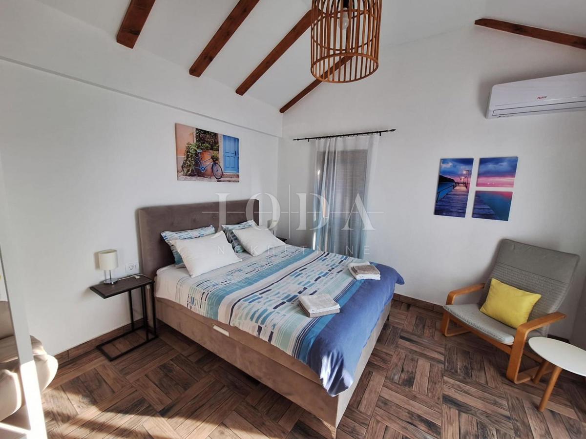 Popolnoma opremljena hiša z bazenom v mirnem okolju