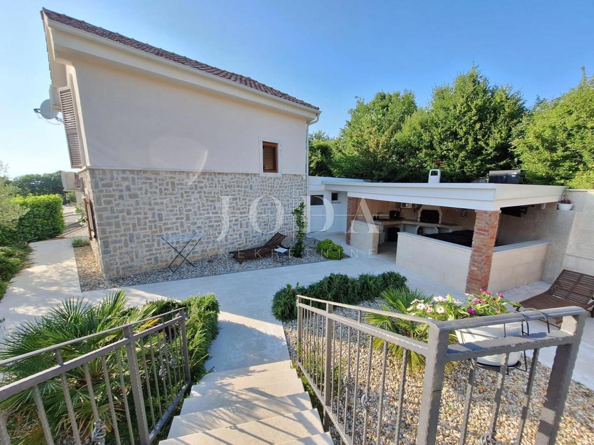 Popolnoma opremljena hiša z bazenom v mirnem okolju