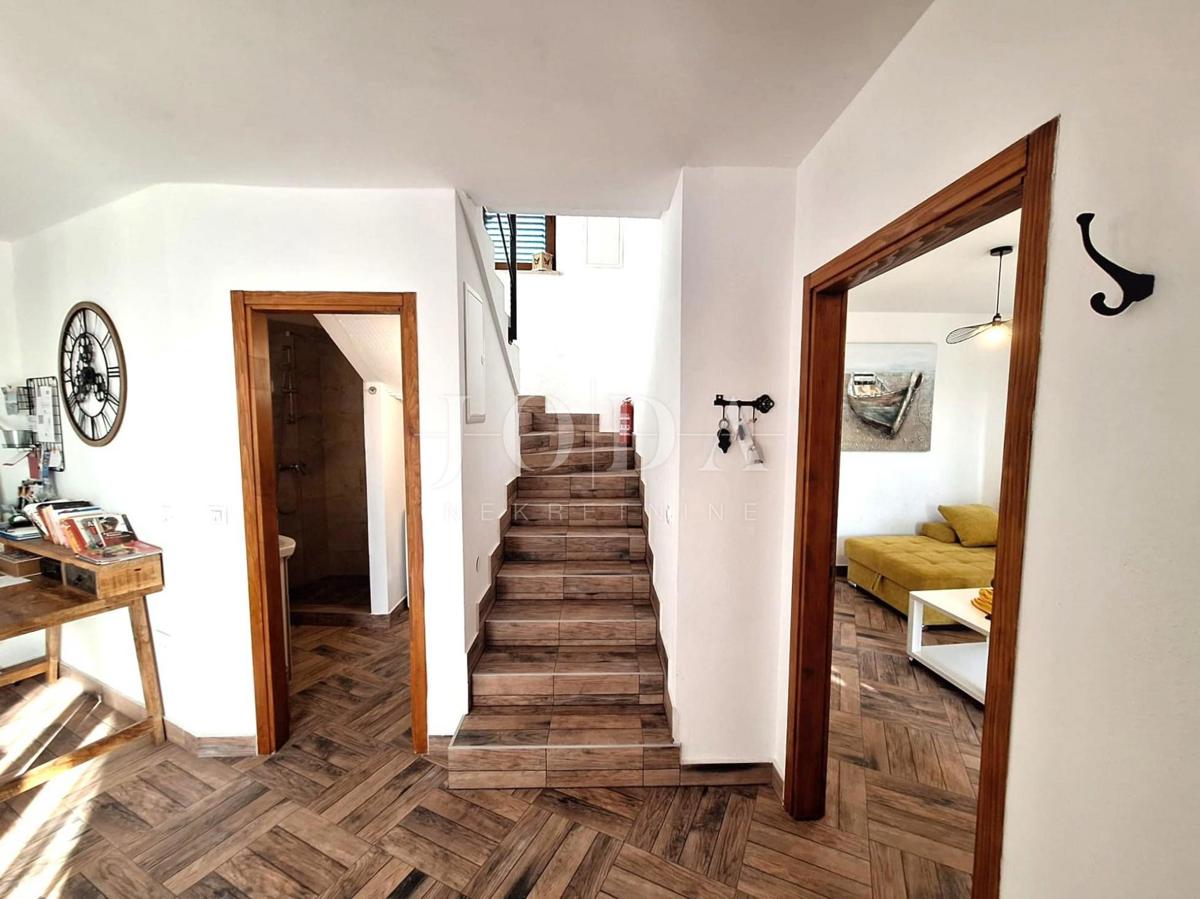 Popolnoma opremljena hiša z bazenom v mirnem okolju