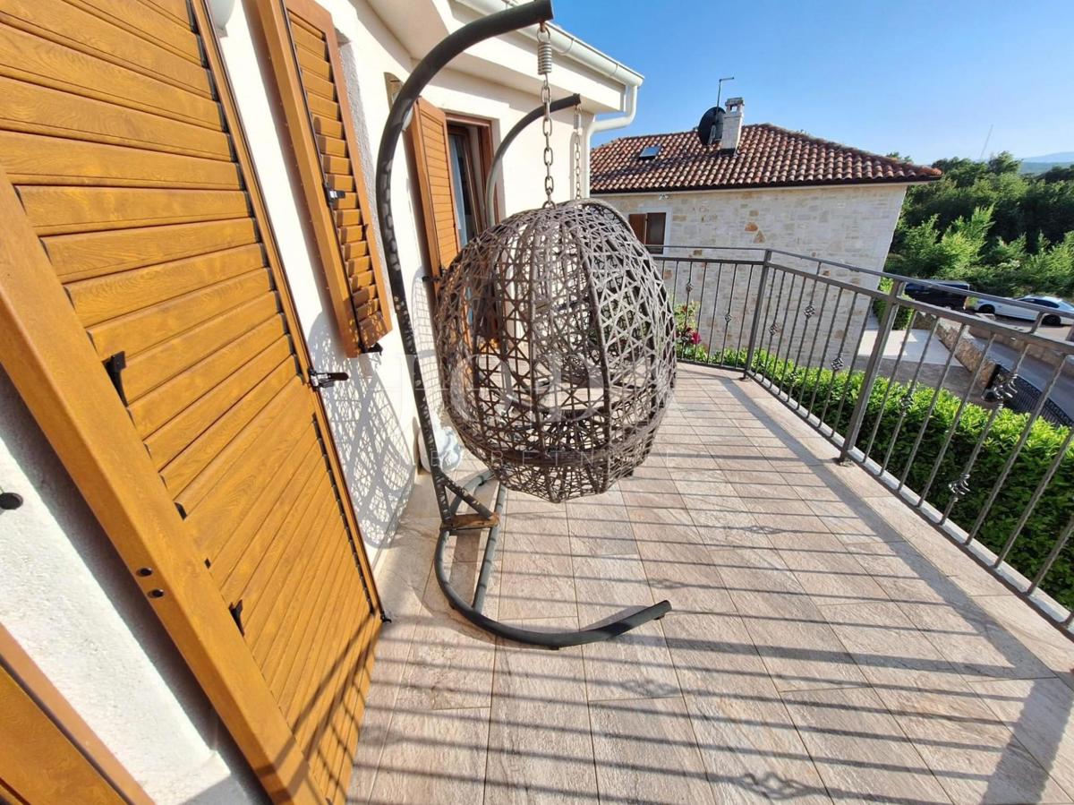 Popolnoma opremljena hiša z bazenom v mirnem okolju