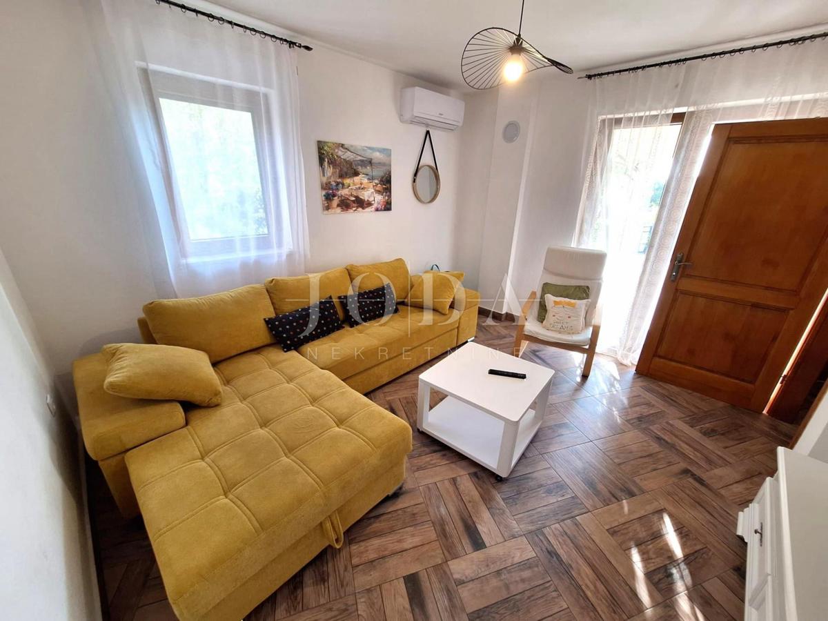 Popolnoma opremljena hiša z bazenom v mirnem okolju