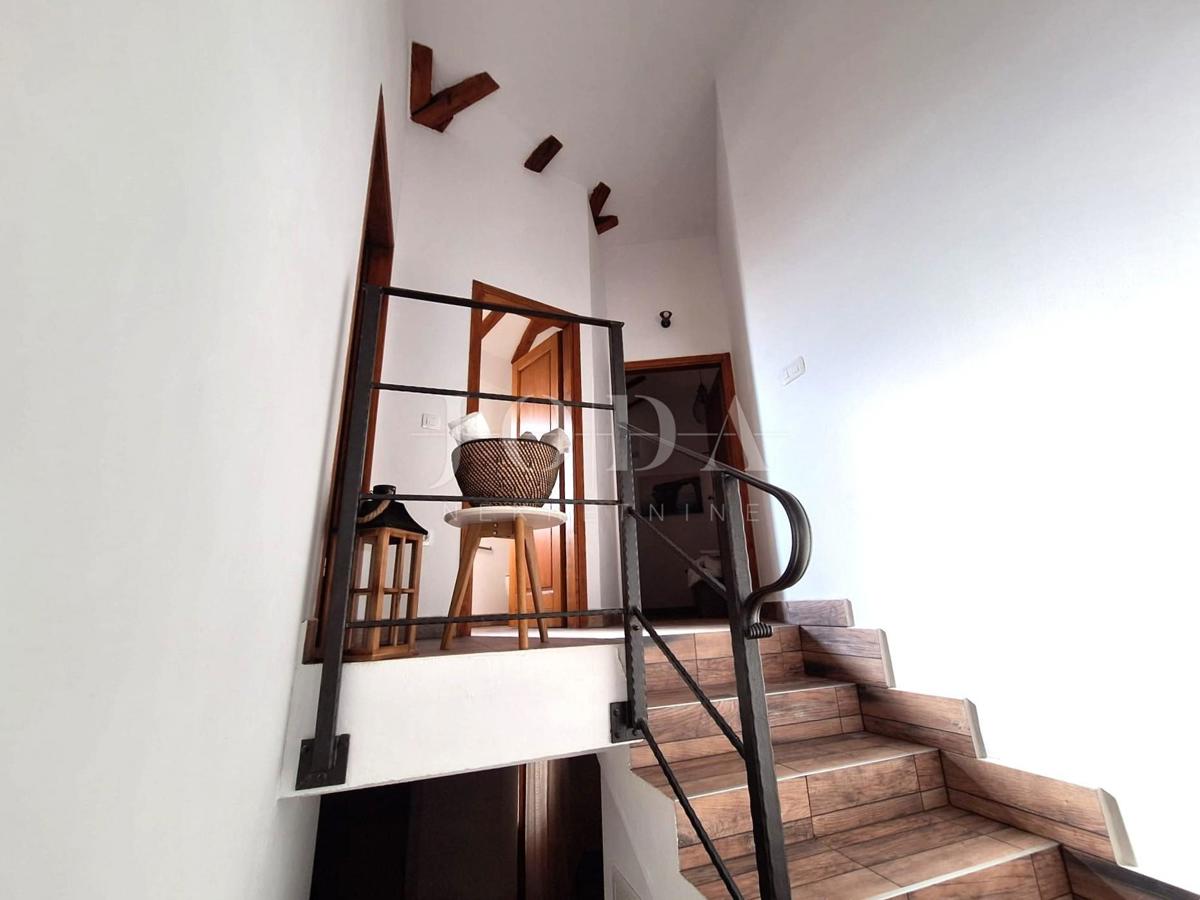 Popolnoma opremljena hiša z bazenom v mirnem okolju