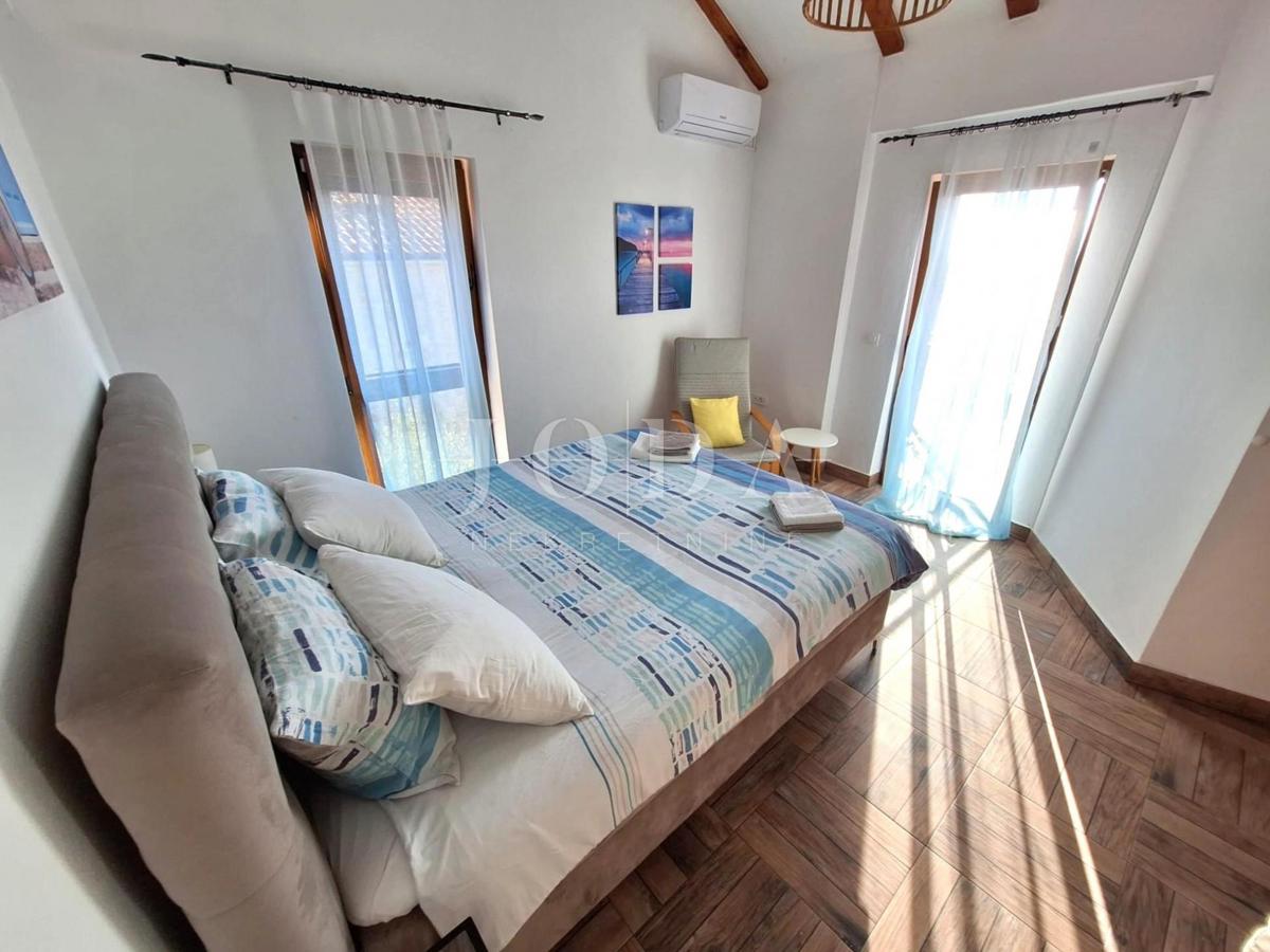 Popolnoma opremljena hiša z bazenom v mirnem okolju