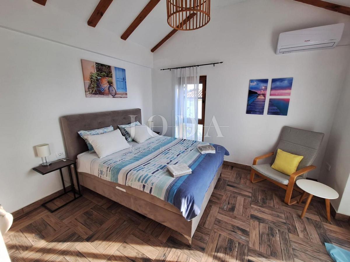 Popolnoma opremljena hiša z bazenom v mirnem okolju