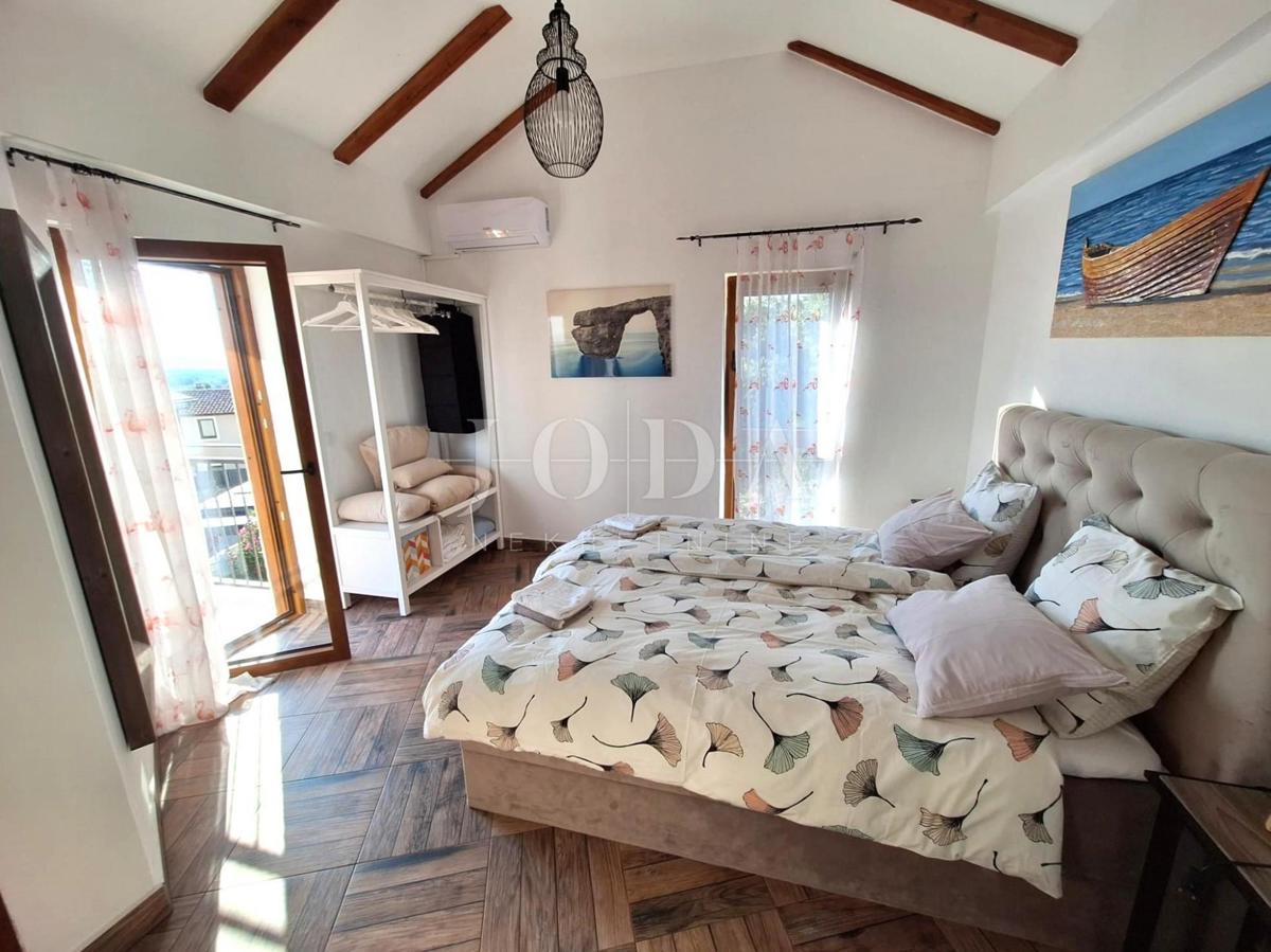 Popolnoma opremljena hiša z bazenom v mirnem okolju