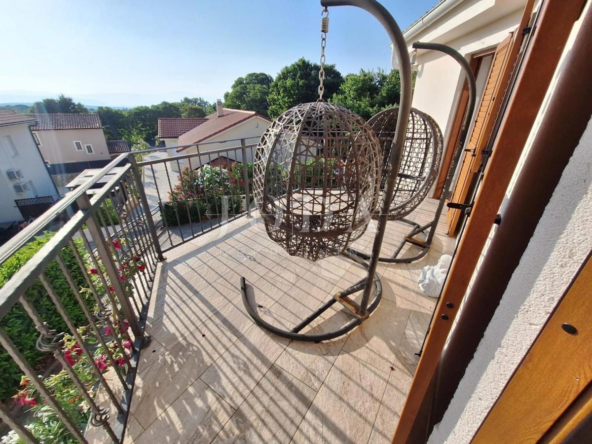 Popolnoma opremljena hiša z bazenom v mirnem okolju