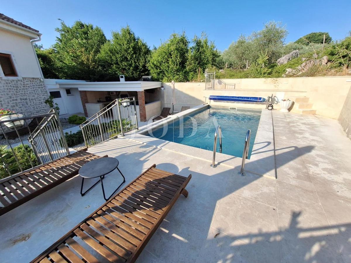 Popolnoma opremljena hiša z bazenom v mirnem okolju