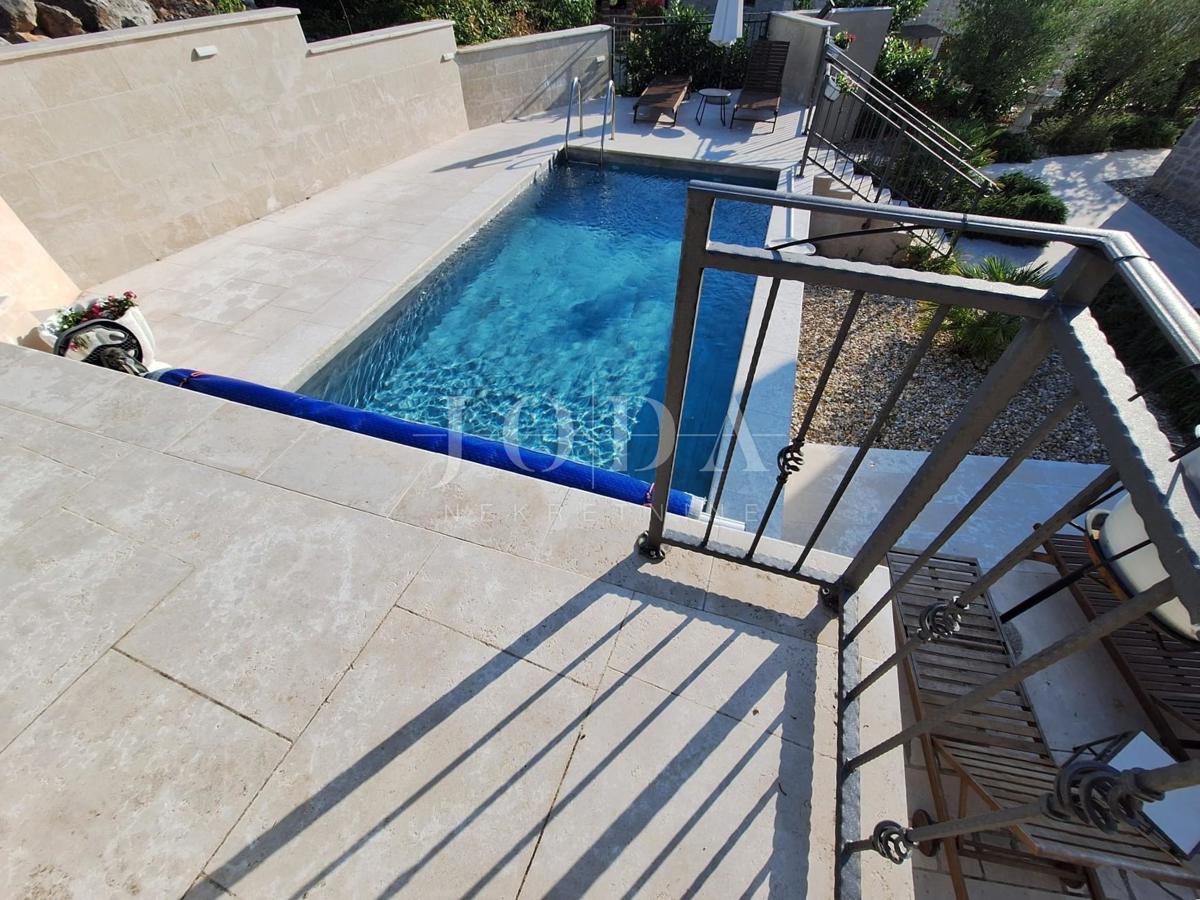 Popolnoma opremljena hiša z bazenom v mirnem okolju