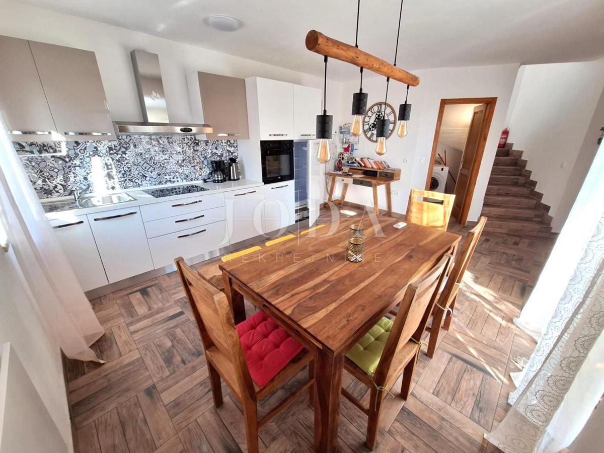 Popolnoma opremljena hiša z bazenom v mirnem okolju