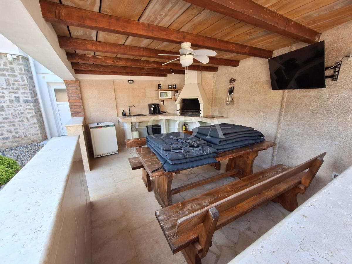 Popolnoma opremljena hiša z bazenom v mirnem okolju