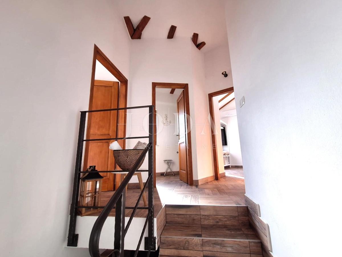 Popolnoma opremljena hiša z bazenom v mirnem okolju