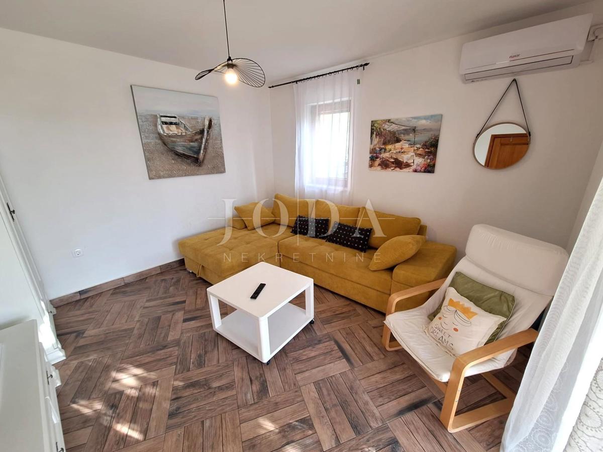 Popolnoma opremljena hiša z bazenom v mirnem okolju