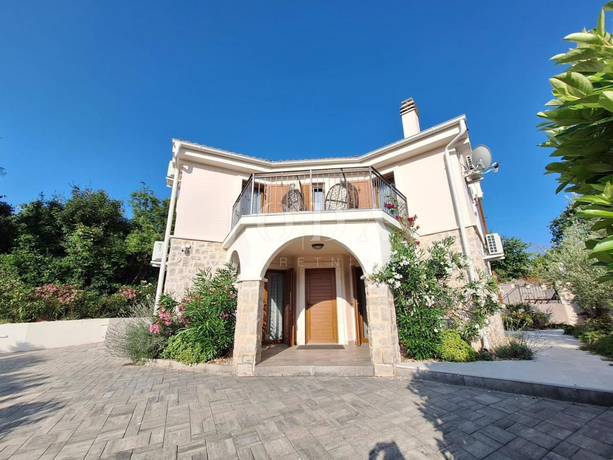 Popolnoma opremljena hiša z bazenom v mirnem okolju