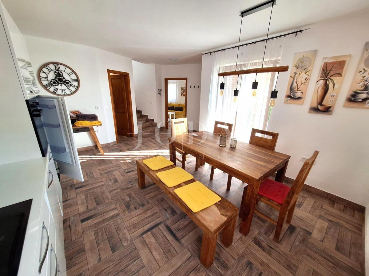 Popolnoma opremljena hiša z bazenom v mirnem okolju