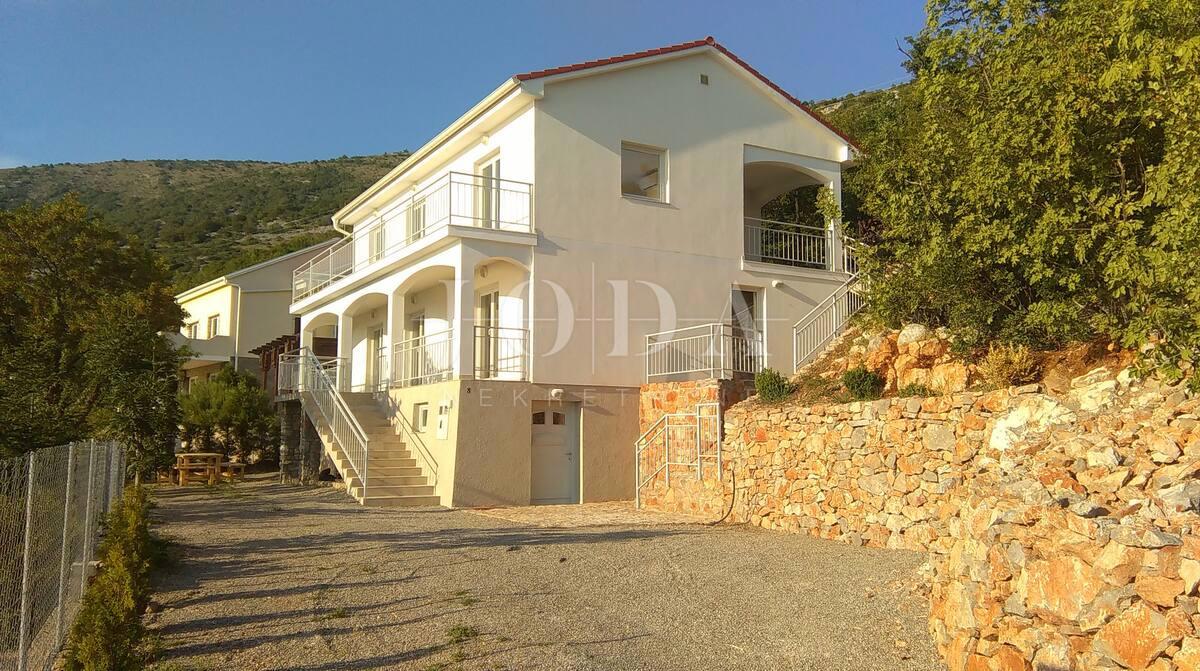 Senj, hiša z dvema stanovanjema in čudovitim razgledom na morje