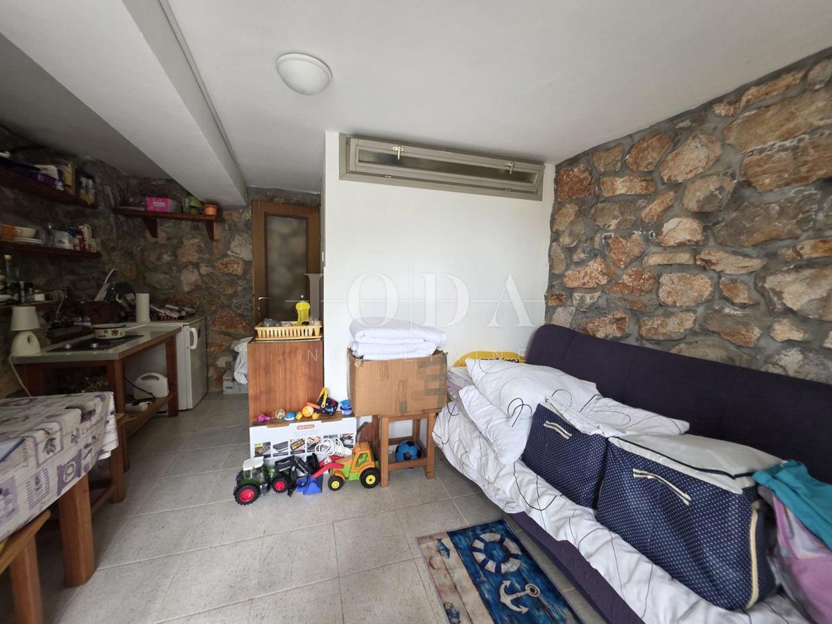 Senj, hiša z dvema stanovanjema in čudovitim razgledom na morje